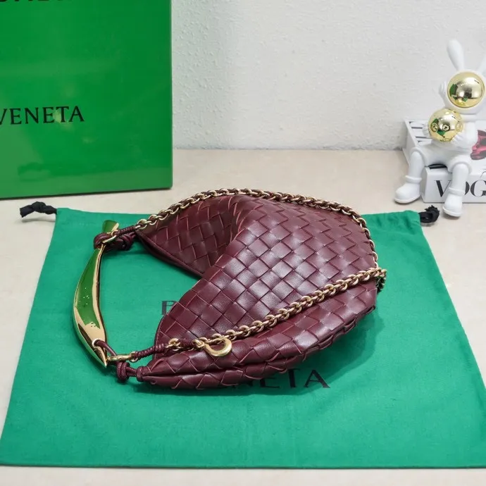 Batch 1860 Bv2024 early spring new product ⛓️Chain SARDINE 💙 Upgraded chain shoulder strap ⛓️ Chic and high-end, showing the fashion taste of urban women! Metal handles and classic weaving are combined together to perfectly integrate art and elegance. Through exquisite craftsmanship, new sardine-shaped handles are cast, and the brass material is the finishing touch. Each handle has a unique light-floating effect. The top-grade sheepskin material is woven to create a half-moon-shaped bag body, which has a fleshy touch and satisfies the preferences of those who pay attention to details. It is the most outstanding fashionable item for any occasion! 💕 Size: 33x20x4, Model: 6768#
